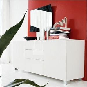 Ślady po muchach i pająkach na meblach