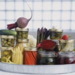 Zdjęcie przedstawiające słoiki z domowymi przetworami