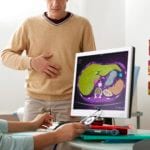 Models.  On screen, abdominal scanner (healthy). We can see the liver (in green), the stomach, the spleen and the kidney.