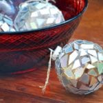 Bombki ozdobione koralikami - zbliżenie