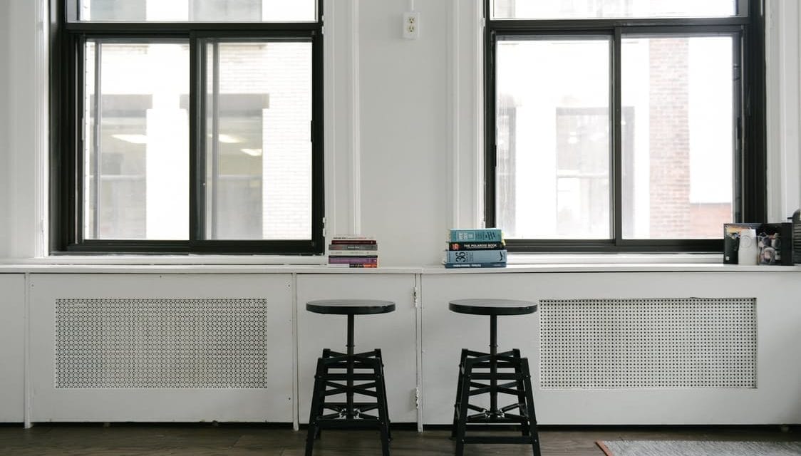 Okna do domu w hałaśliwym sąsiedztwie – co wybrać?