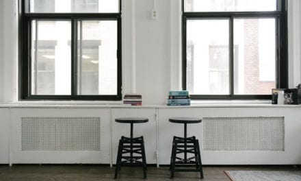 Okna do domu w hałaśliwym sąsiedztwie – co wybrać?