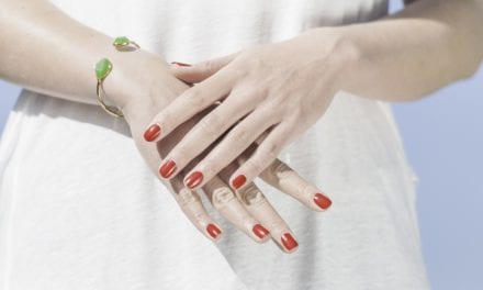 Szykujesz się do wielkiego wyjścia, jednak Twoje dłonie są przesuszone, a paznokcie w złym stanie? Sprawdź, jak temu zaradzić