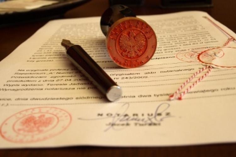 Dlaczego umowy zbycia nieruchomości warto zawierać u notariusza?