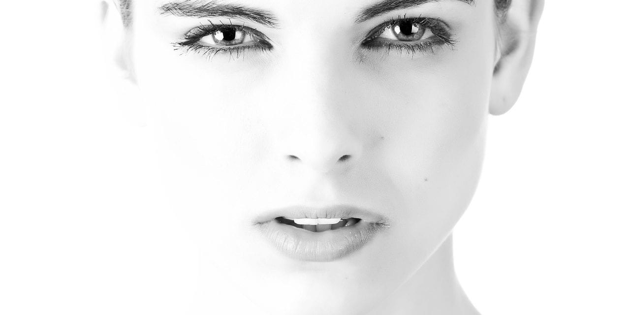 Pielęgnacja twarzy na noc – jakich kosmetyków używać przed snem