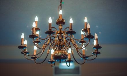 Żyrandole oraz inne lampy sufitowe, które podbijają serca osób urządzających swoje wnętrza