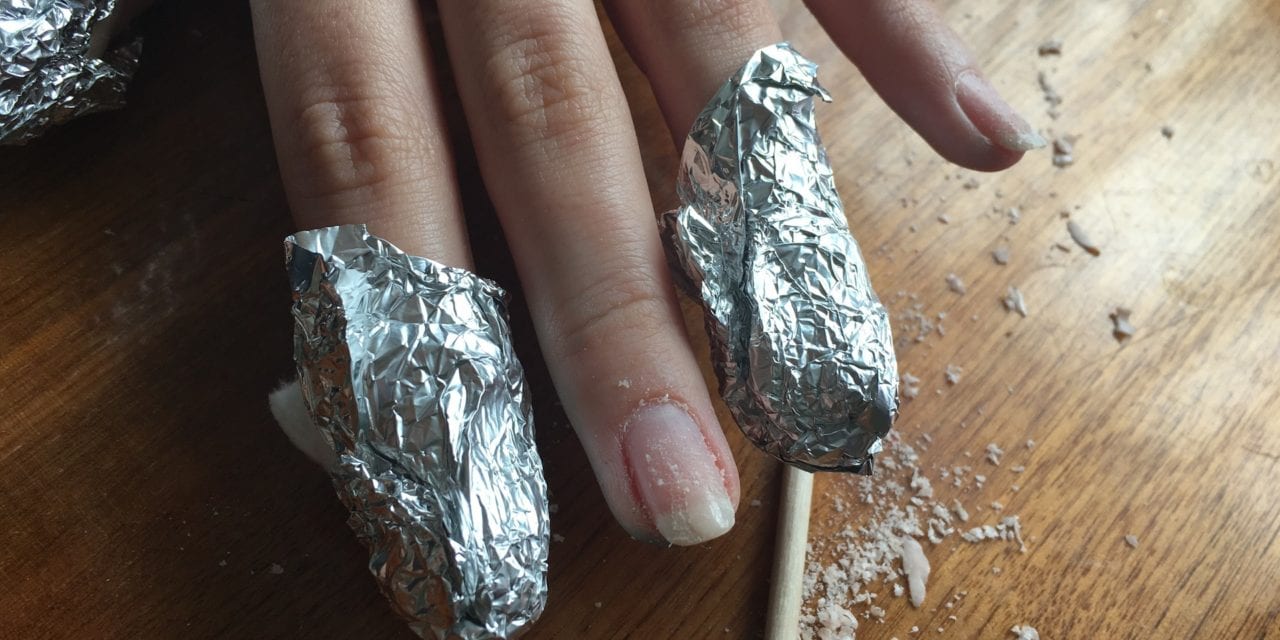 Jak ściągnąć lakier hybrydowy?