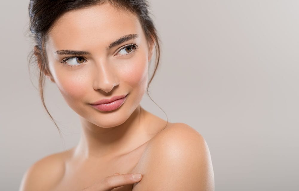 Kwas hialuronowy – jak działa i czemu jest używany jako wypełniacz?