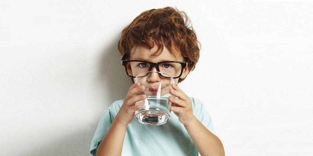 Czy dzbanek filtrujący może zastąpić wodę butelkowaną?