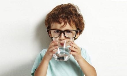 Czy dzbanek filtrujący może zastąpić wodę butelkowaną?