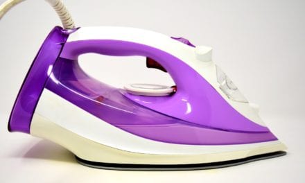Nowe rozwiązania dla garderoby – czy prasowacze parowe to alternatywa dla żelazka?