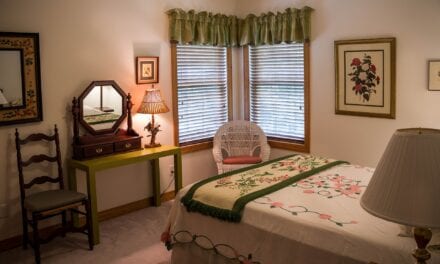 Jak znaleźć miejsce dla toaletki z lustrem? Kilka pomysłów na aranżację mieszkania