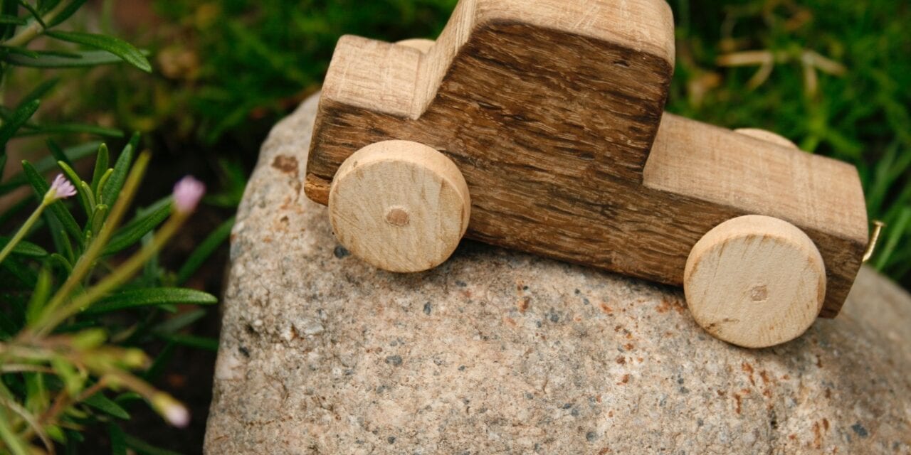 Jak czyścić drewniane zabawki? Odpowiadamy!