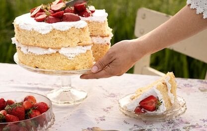 Serwujesz ciasto na zewnątrz? Umieść je w paterze pod kloszem