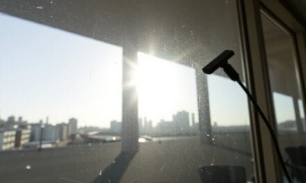 Kryształowo czyste okna bez smug – Sprawdzone metody mycia okien na błysk, nawet przy trudnych zabrudzeniach.