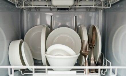 Zmywarka bez zacieków i osadów – Jak dbać o czystość zmywarki, by naczynia lśniły?