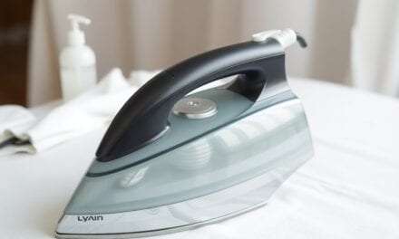 Żelazko bez przypaleń i osadów – Jak wyczyścić stopę żelazka, by prasowanie było przyjemnością?