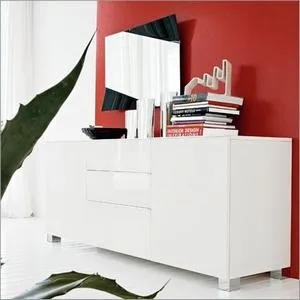 Ślady po muchach i pająkach na meblach