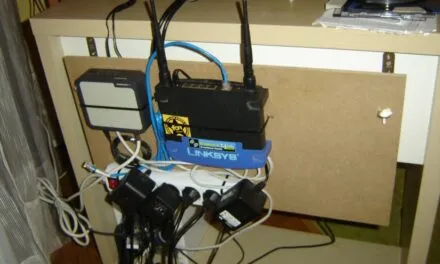 Kabelki przy laptopie