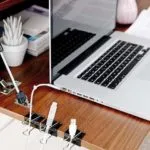 Organizacja kabli za pomocą spinaczy biurowych