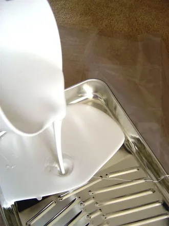 Zapach świeżego wapna i farby