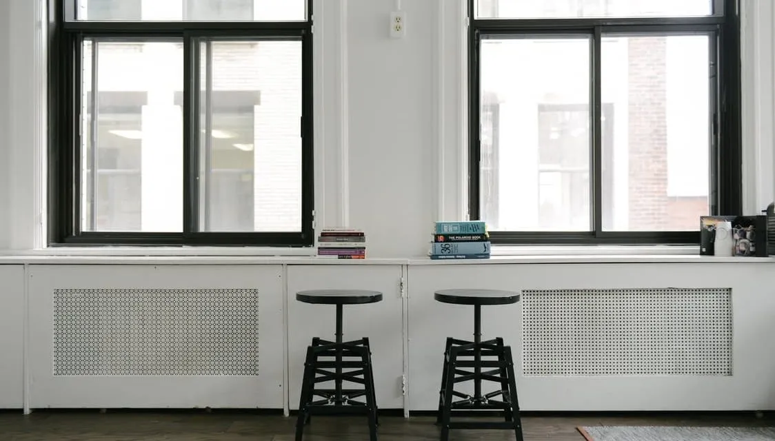 Okna do domu w hałaśliwym sąsiedztwie – co wybrać?