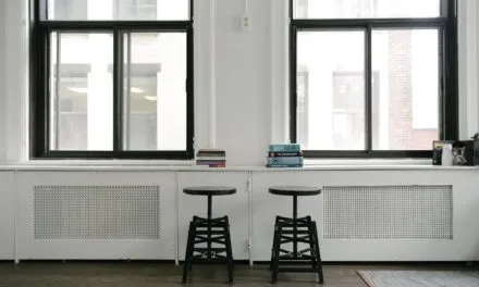 Okna do domu w hałaśliwym sąsiedztwie – co wybrać?