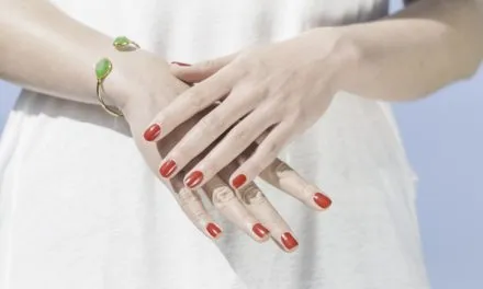 Szykujesz się do wielkiego wyjścia, jednak Twoje dłonie są przesuszone, a paznokcie w złym stanie? Sprawdź, jak temu zaradzić