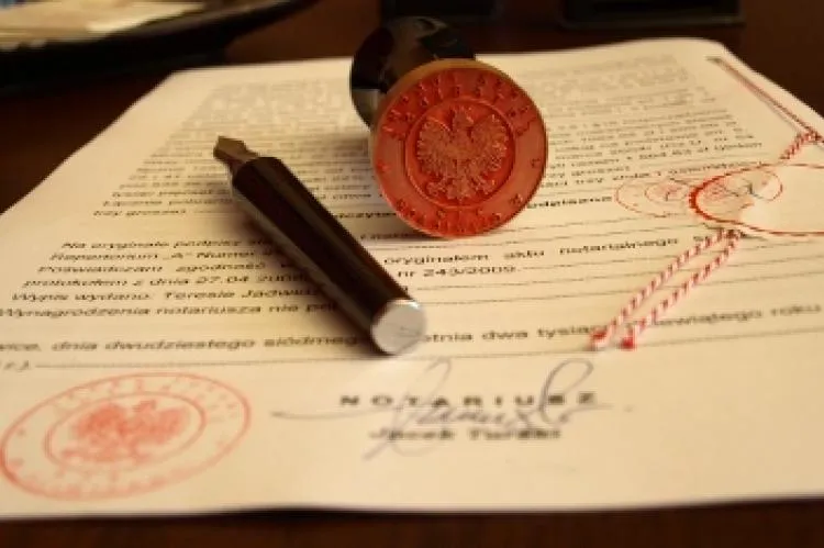 Dlaczego umowy zbycia nieruchomości warto zawierać u notariusza?