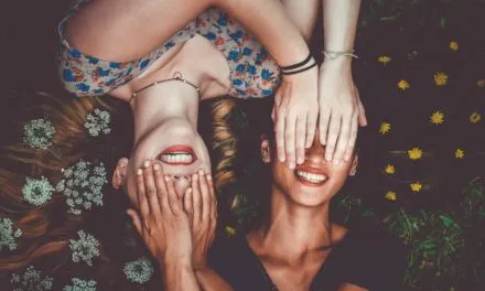 Dobrze kryjący korektor pod oczy – czy to wystarczy, by zakryć mocne cienie pod oczami?