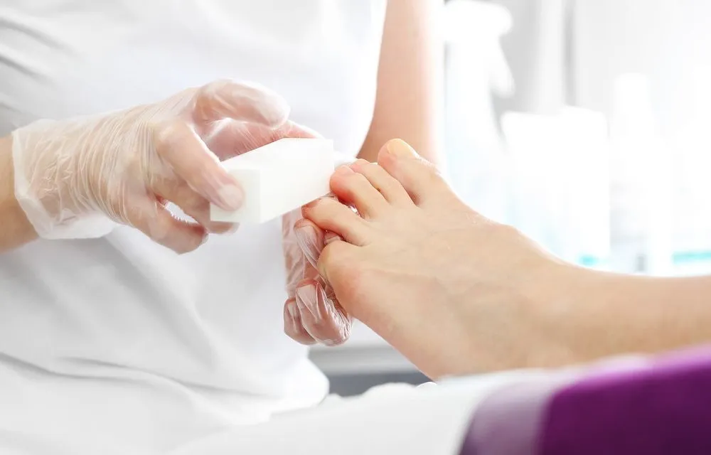 6 typowych błędów w wykonywaniu hybrydowego manicure i jak ich uniknąć?