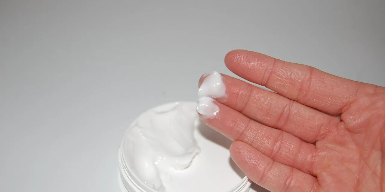 Formaldehyd, paraben i inne konserwanty w kosmetykach – jakich substancji unikać przy codziennej pielęgnacji