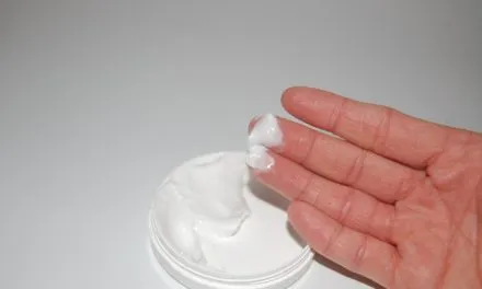 Formaldehyd, paraben i inne konserwanty w kosmetykach – jakich substancji unikać przy codziennej pielęgnacji