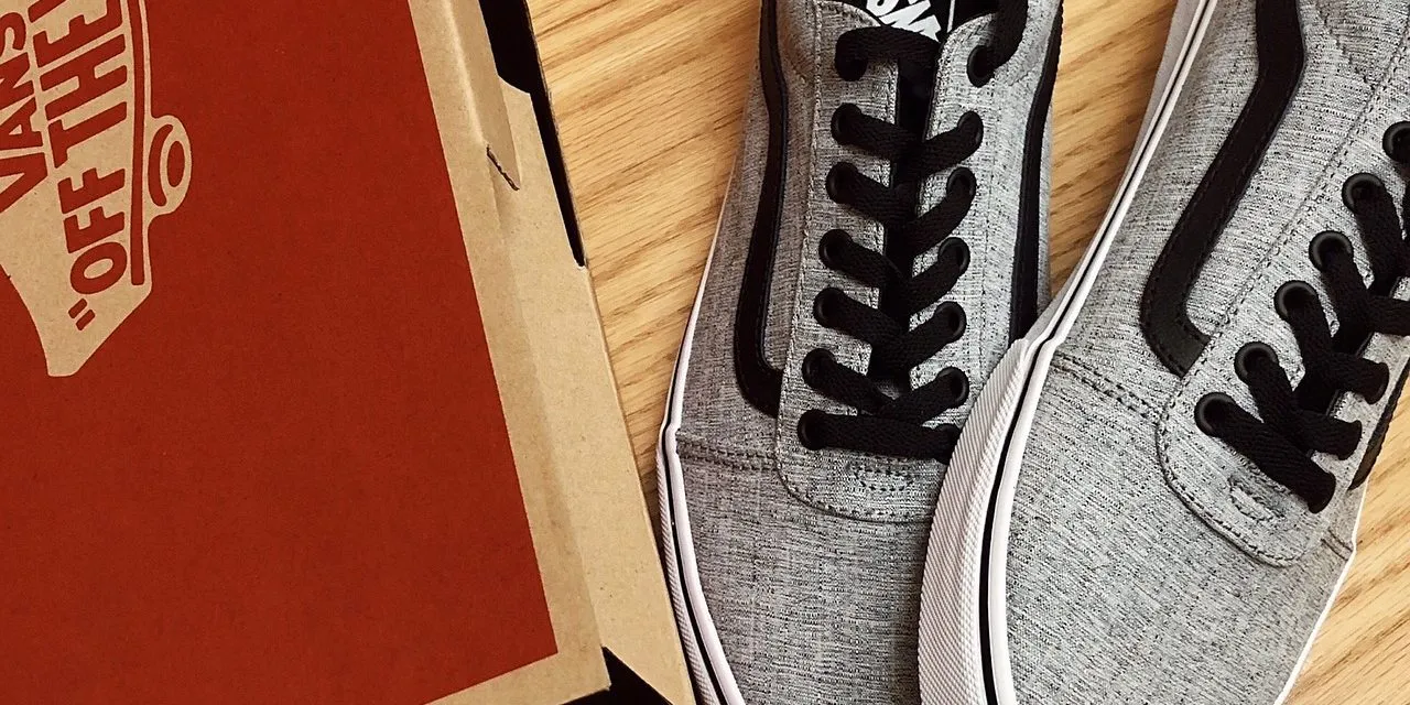 Jak kupować buty przez internet? Jak dobrać model, rozmiar butów, jak mierzyć buty?