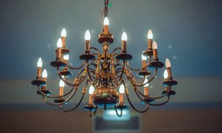 Żyrandole oraz inne lampy sufitowe, które podbijają serca osób urządzających swoje wnętrza