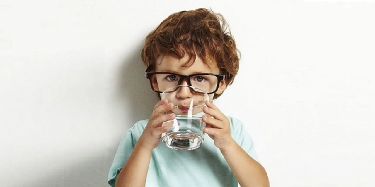 Czy dzbanek filtrujący może zastąpić wodę butelkowaną?