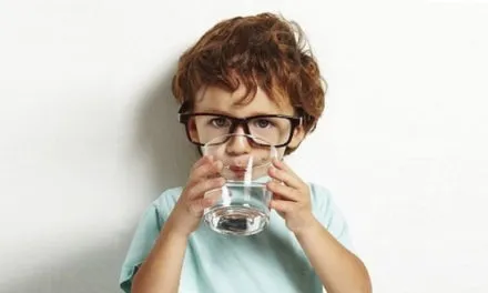 Czy dzbanek filtrujący może zastąpić wodę butelkowaną?