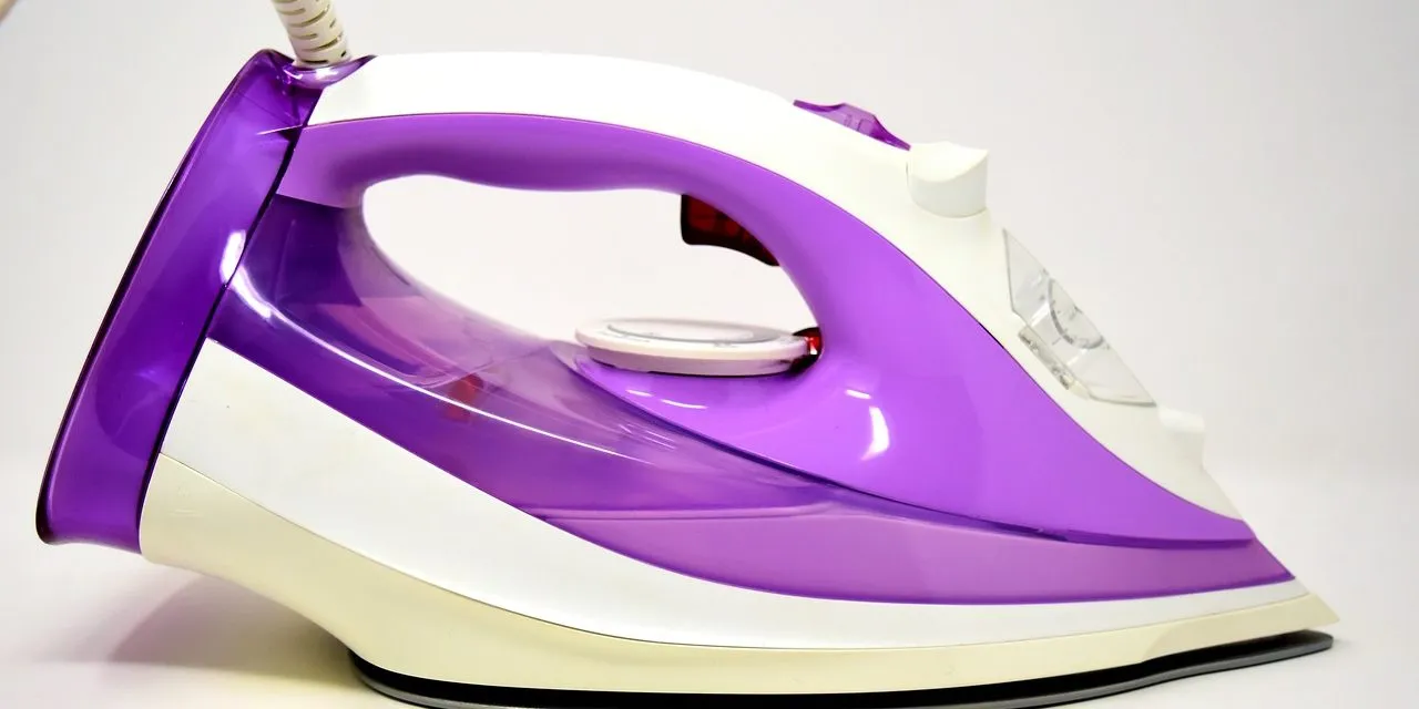Nowe rozwiązania dla garderoby – czy prasowacze parowe to alternatywa dla żelazka?