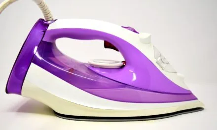 Nowe rozwiązania dla garderoby – czy prasowacze parowe to alternatywa dla żelazka?