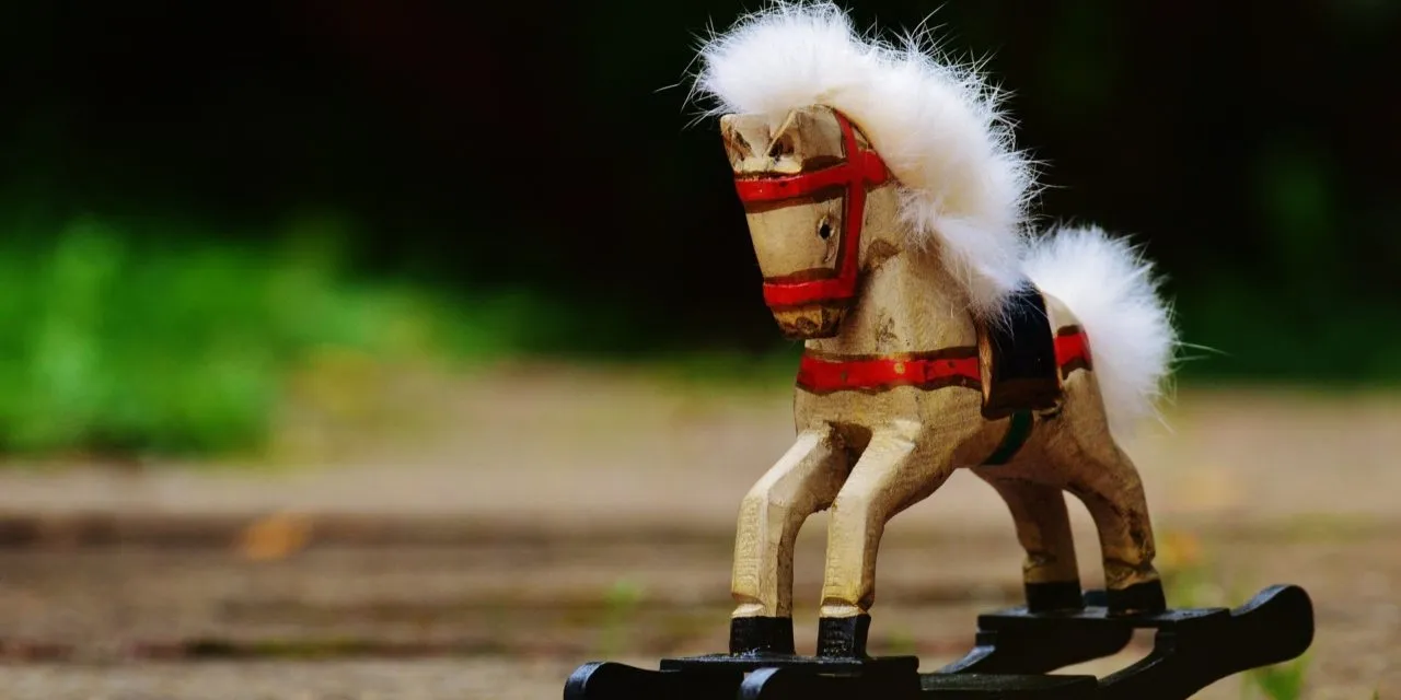 Koniki na biegunach drewniane – kiedy kupić dziecku?