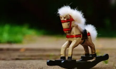 Koniki na biegunach drewniane – kiedy kupić dziecku?