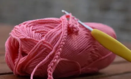 Jak zrobić misia na szydełku, wykorzystując kolorowe włóczki ze sklepu internetowego?