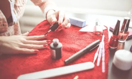 Czy żele do stylizacji paznokci są bezpieczne dla płytki?