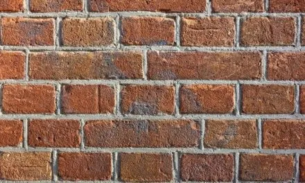 Jaki kolor ścian pasuje  do płytek z cegły?