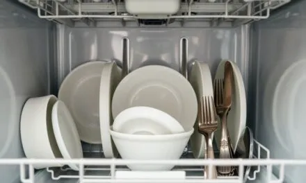 Zmywarka bez zacieków i osadów – Jak dbać o czystość zmywarki, by naczynia lśniły?