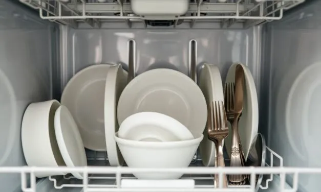 Zmywarka bez zacieków i osadów – Jak dbać o czystość zmywarki, by naczynia lśniły?