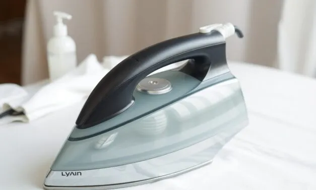 Żelazko bez przypaleń i osadów – Jak wyczyścić stopę żelazka, by prasowanie było przyjemnością?