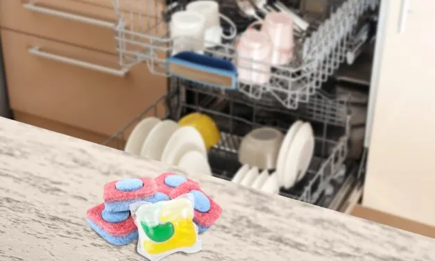 Lśniące naczynia bez smug – czy niemieckie tabletki do zmywarki to klucz do sukcesu?